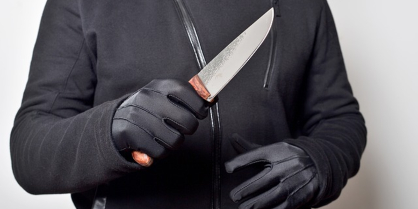 Пскович, вооруженный ножом, ограбил магазин - 2024-02-03 18:05:00 - 1
