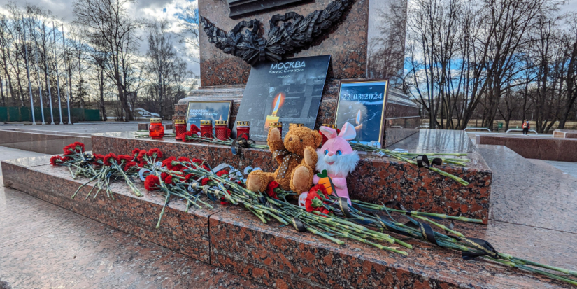 Великолучане несут цветы и свечи к городской стеле в память о погибших в теракте - 2024-03-23 16:24:00 - 1