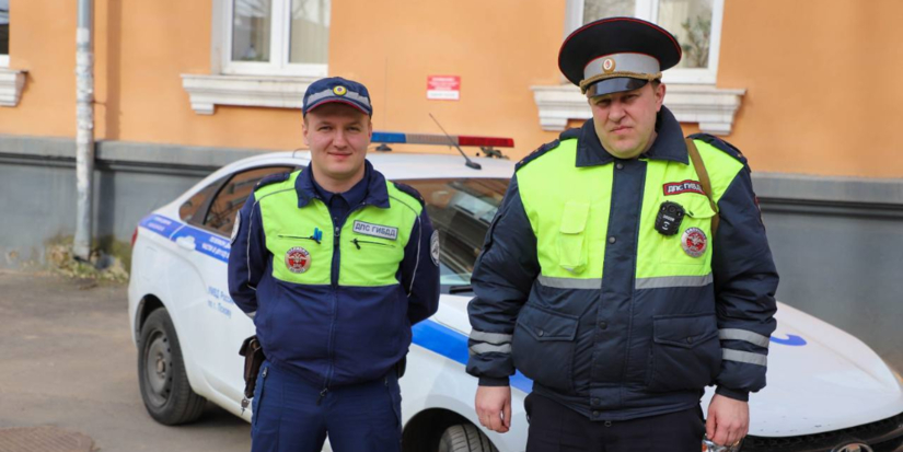 Полицейские эвакуировали жильцов из горящей многоэтажки в Пскове - 2024-04-12 12:05:00 - 1