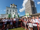 Традиционное шествие выпускников 11-х классов прошло в Пскове - 2022-05-25 16:35:00 - 9