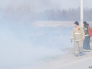 Пожарные тушат пламя, охватившее поле в районе Дружбы - 2023-04-13 18:33:00 - 10