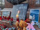 Великолучане несут цветы и свечи к городской стеле в память о погибших в теракте - 2024-03-23 16:24:00 - 5