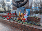 Великолучане несут цветы и свечи к городской стеле в память о погибших в теракте - 2024-03-23 16:24:00 - 3