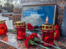 Великолучане несут цветы и свечи к городской стеле в память о погибших в теракте - 2024-03-23 16:24:00 - 6