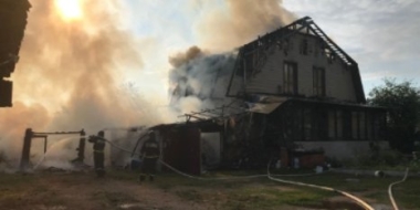 В результате пожара в Великих Луках сгорел автомобиль и пострадал дом - 2021-07-21 15:27:31 - 2