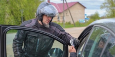 Совместный рейд провели сотрудники ГИБДД и мотолюбители в Псковской области - 2022-05-18 12:35:00 - 2