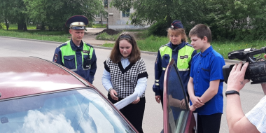 Полицейские и школьники провели профилактическую акцию на дорогах Великих Лук - 2023-05-22 13:35:00 - 2
