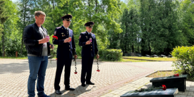 В Великих Луках полицейские почтили память своего земляка Михаила Русакова - 2023-06-05 17:35:00 - 2