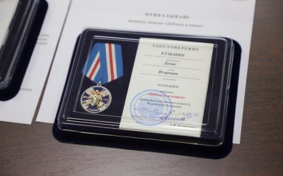 Полицейский, спасший ребенка, награжден медалью «Доблесть и отвага» СК России - 2022-01-17 13:05:00 - 3